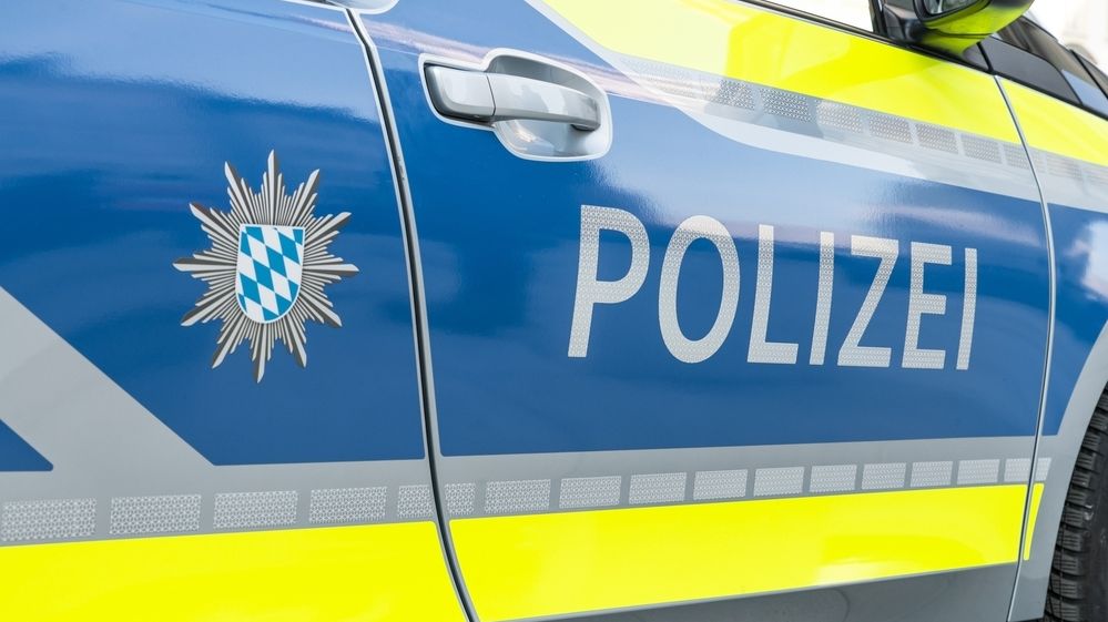 Německá policie donutila otce, aby svého syna vytáhl z postele